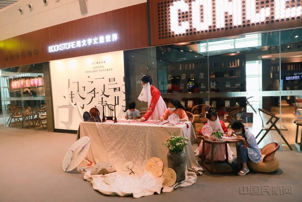 nEO_IMG_汉服小姐姐与小旅客一起画团扇