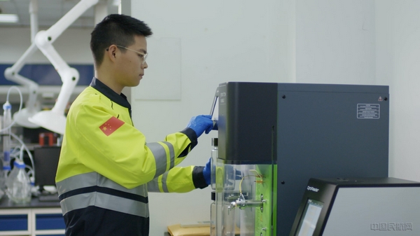 nEO_IMG_中心工作人员检测浦东航油公司油品质量-2-沈佳浩摄