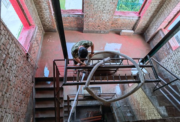 粉刷训练塔栏杆。冯玉鹏摄_副本.jpg 粉刷训练塔栏杆。冯玉鹏摄_副本.jpg