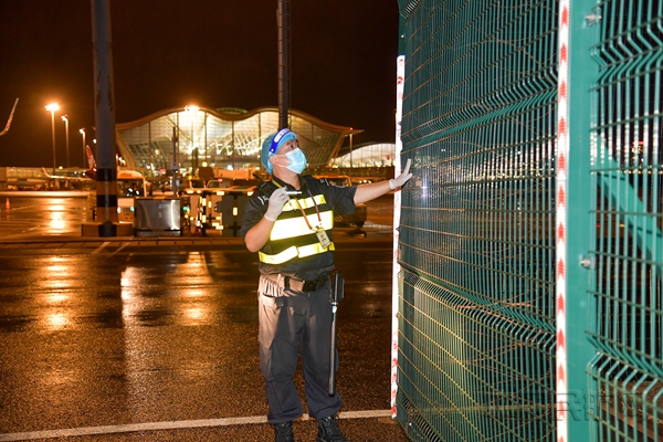 机场工作人员在台风来临前检查围界安全-上海机场供图_副本.jpg 机场工作人员在台风来临前检查围界安全-上海机场供图_副本.jpg