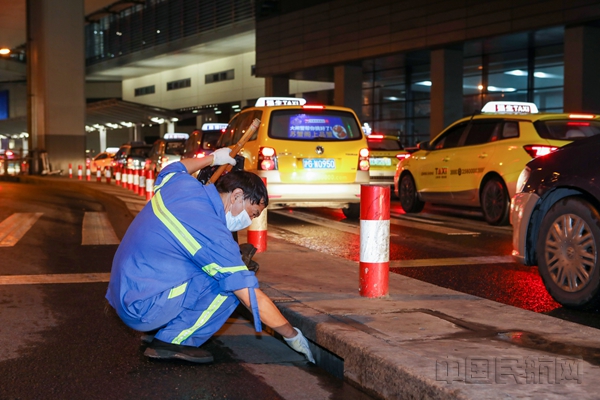 机场工作人员检查疏浚,确保排水口畅通-上海机场供图_副本.jpg 机场工作人员检查疏浚,确保排水口畅通-上海机场供图_副本.jpg
