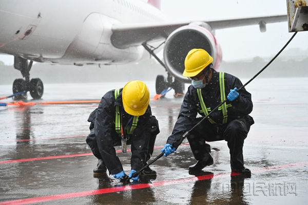 台风逼近,及时系留机坪飞机-上海机场供图_副本.jpg