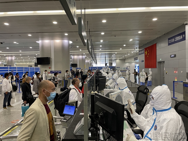 开足查验通道,保障旅客快速通关-魏文亨摄.jpg 开足查验通道,保障旅客快速通关-魏文亨摄.jpg