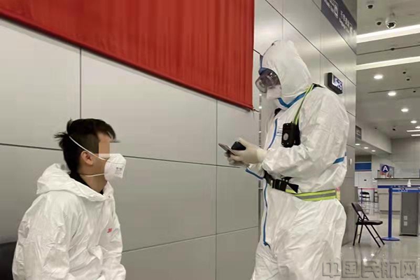 移民管理警察在对入境旅客做进一步检查-俞子淳摄.jpg 移民管理警察在对入境旅客做进一步检查-俞子淳摄.jpg