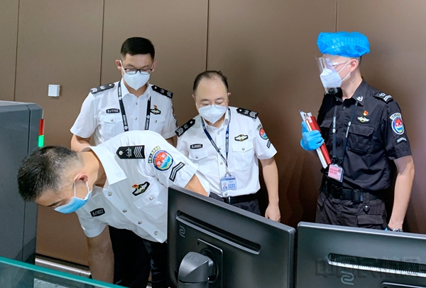 图说:安保公司管理人员正在对安检现场设备进行大检查1.jpg 图说:安保公司管理人员正在对安检现场设备进行大检查1.jpg