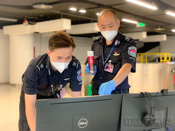 图:付小刚对班组员工进行在岗培训1.jpg 图:付小刚对班组员工进行在岗培训1.jpg