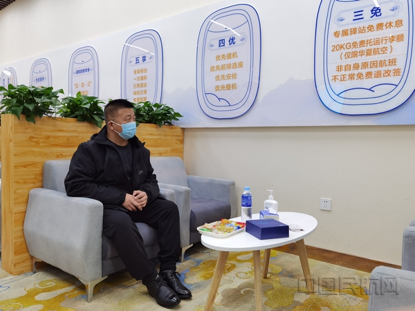 nEO_IMG_旅客在乌兰浩特机场通程驿站内休息