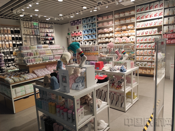 图为大兴机场名创优品店面场景-022.jpg