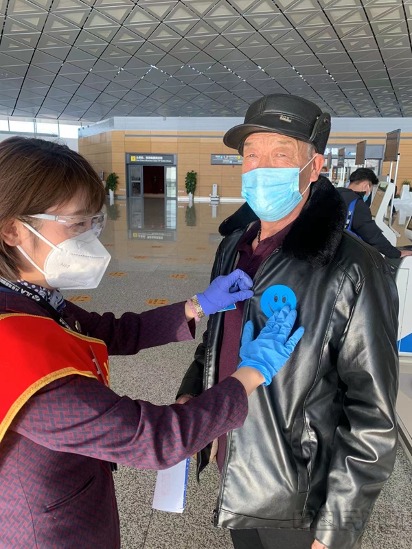 长春机场为“首乘”旅客粘贴专属“笑脸贴”3.jpg