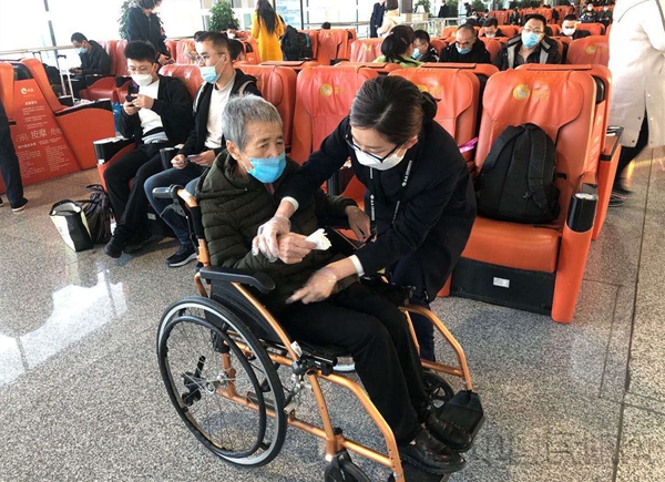 长春机场员工服务旅客4.jpg