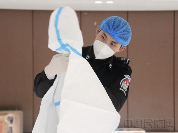 水印 图:安检员参加疫情防控培训1.jpg 水印 图:安检员参加疫情防控培训1.jpg