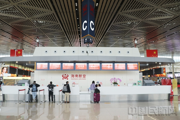 附图1:美兰机场T2航站楼C岛海南航空问询售票处(尹翔宇 摄)1.jpg