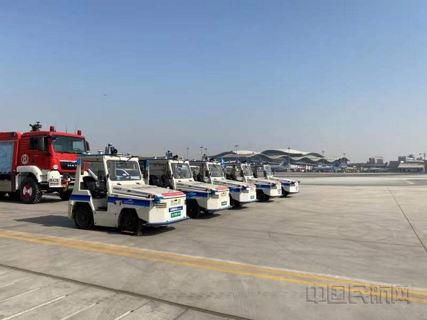 国内首批机坪无人驾驶行李牵引车落地乌鲁木齐机场-中国民航网