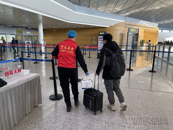 青年志愿者帮助旅客提送行李,力所能及的为他们减轻旅途奔波中的负担。_副本.png 青年志愿者帮助旅客提送行李,力所能及的为他们减轻旅途奔波中的负担。_副本.png