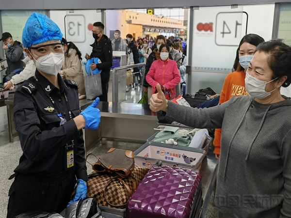青年志愿者们以热情的服务态度,获得了旅客的高度认可,纷纷为我们点赞。即使工作再苦再累,我们都有满满的动力和信心,去服务更多的旅客。_副本.png 青年志愿者们以热情的服务态度,获得了旅客的高度认可,纷纷为我们点赞。即使工作再苦再累,我们都有满满的动力和信心,去服务更多的旅客。_副本.png