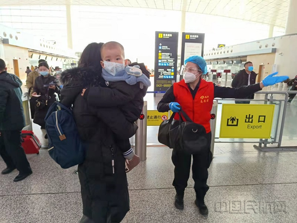 在安检待检区,青年志愿者积极落实“首见责任制”,遇到老、幼、病、残、孕等旅客及时引导至无障碍通道过检,并主动进行帮扶。_副本.png 在安检待检区,青年志愿者积极落实“首见责任制”,遇到老、幼、病、残、孕等旅客及时引导至无障碍通道过检,并主动进行帮扶。_副本.png