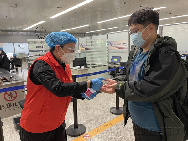 在安检通道后端,青年志愿者为过检完毕的旅客提供免洗消毒液,降低疫情传播风险。 (2)_副本.png 在安检通道后端,青年志愿者为过检完毕的旅客提供免洗消毒液,降低疫情传播风险。 (2)_副本.png