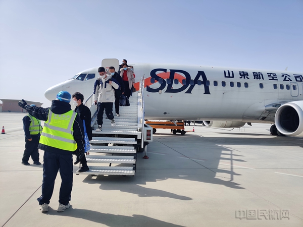 水印 若羌机场恢复乌鲁木齐-若羌-郑州航线 助力节后返程高峰 (3)1.jpg