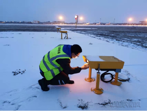 冰雪中的天津滨海机场人0217(2)6692.jpg