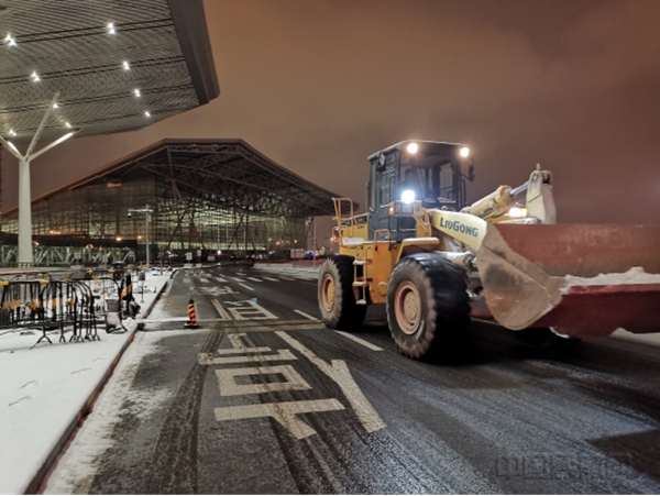 冰雪中的天津滨海机场人0217(2)12493.jpg