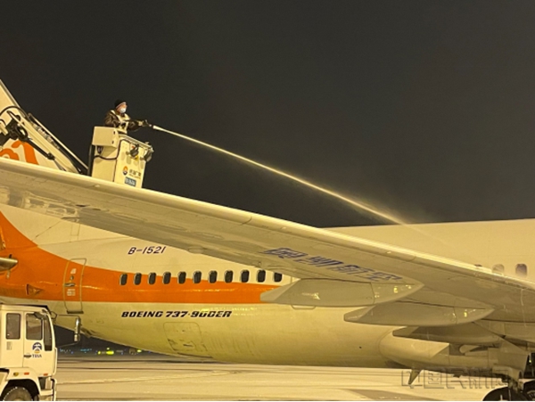 冰雪中的天津滨海机场人0217(2)16614.jpg