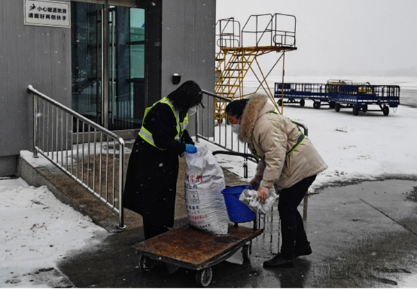 冰雪中的天津滨海机场人0217(2)23856.jpg