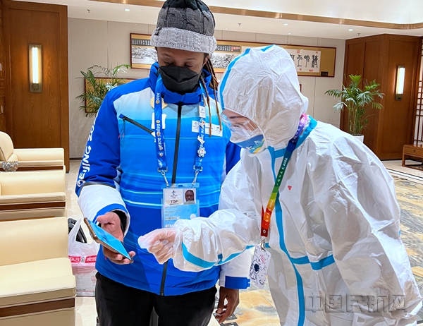 张家口机场工作人员查验涉奥人员信息。河北机场集团  董姗姗_副本.jpg