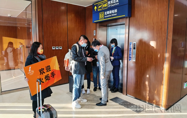 2月1日至4日，张家口机场圆满完成冬奥火炬手抵离服务保障工作，共保障航班13班，火炬手及相关工作人员91人次。_副本.jpg