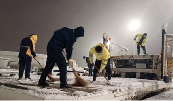 18个小时!他们在雪中坚守——长沙机场货运全力保障雪中运输安全(货运 陈丽)35702.jpg