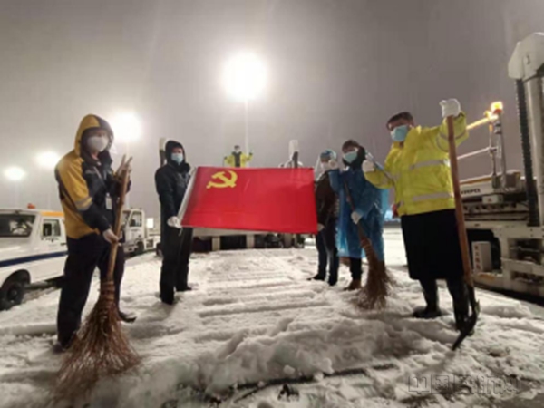 18个小时!他们在雪中坚守——长沙机场货运全力保障雪中运输安全(货运 陈丽)35601.jpg