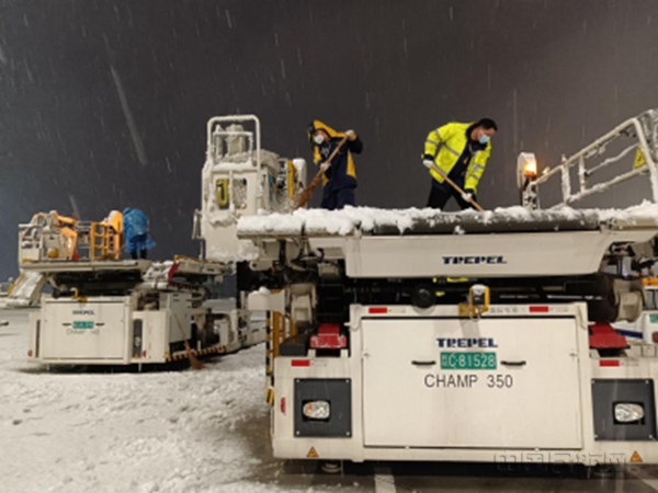 18个小时!他们在雪中坚守——长沙机场货运全力保障雪中运输安全(货运 陈丽)35903.jpg