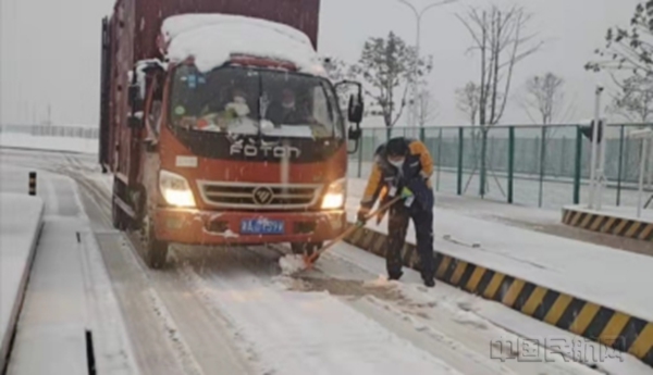 18个小时!他们在雪中坚守——长沙机场货运全力保障雪中运输安全(货运 陈丽)49106.jpg