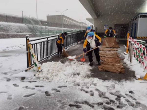 18个小时!他们在雪中坚守——长沙机场货运全力保障雪中运输安全(货运 陈丽)48905.jpg
