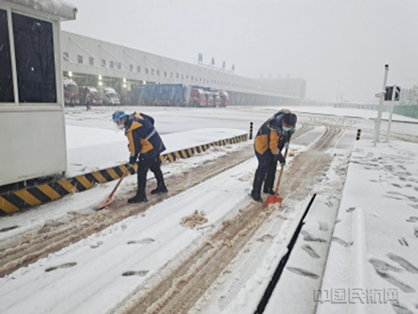 18个小时!他们在雪中坚守——长沙机场货运全力保障雪中运输安全(货运 陈丽)48704.jpg