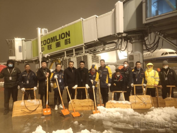 18个小时!他们在雪中坚守——长沙机场货运全力保障雪中运输安全(货运 陈丽)65307.jpg
