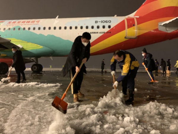 18个小时!他们在雪中坚守——长沙机场货运全力保障雪中运输安全(货运 陈丽)65709.jpg
