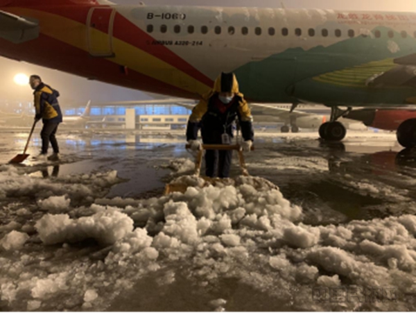 18个小时!他们在雪中坚守——长沙机场货运全力保障雪中运输安全(货运 陈丽)65508.jpg