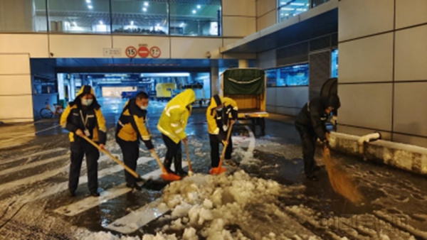 18个小时!他们在雪中坚守——长沙机场货运全力保障雪中运输安全(货运 陈丽)65910.jpg