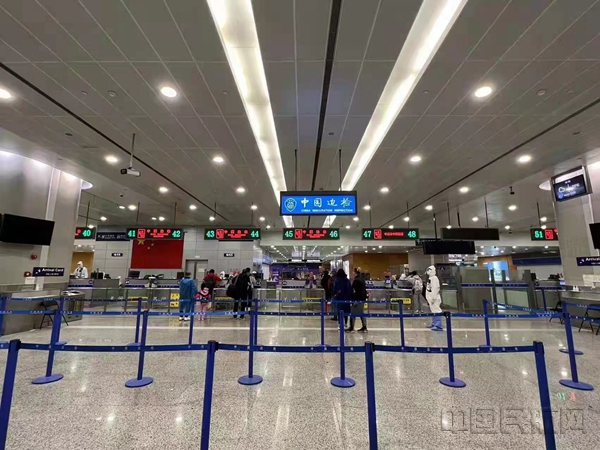 浦东机场口岸承担着全国最大的出入境客流压力-陆一行摄_副本.jpg