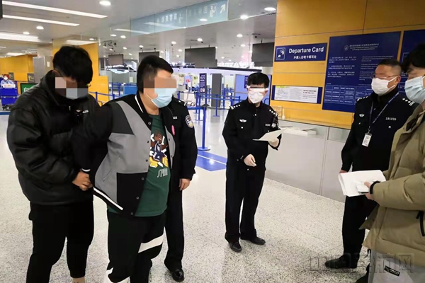上海机场边检站民警正在移交违法嫌疑人-上海机场边检供图_副本.jpg 上海机场边检站民警正在移交违法嫌疑人-上海机场边检供图_副本.jpg