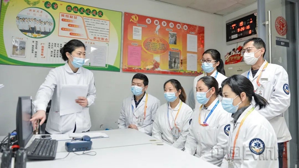 水印 周华(左一)在向急救站成员介绍防疫工作流程6