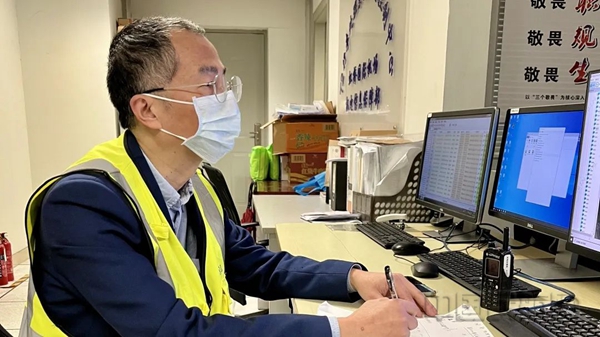 水印 花白的头发挡不住赵强干练的精气神4