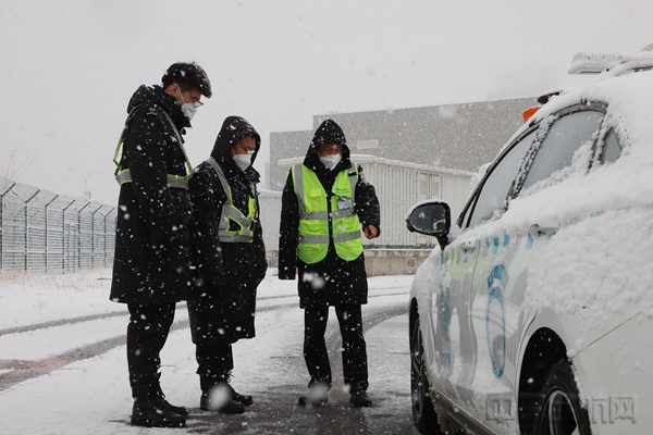 水印 （图：党总支班子成员雪天深入一线指导工作）2.jpg