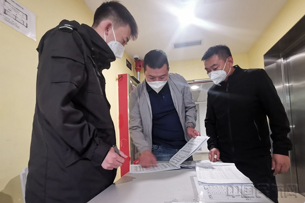 水印 （图：党员志愿者对宿舍区防疫台账进行检查）1.jpg