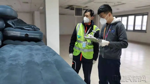 水印 丁聪(右)正在检查防疫物资发放情况5