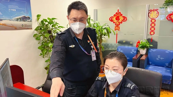 水印 安全无小事,主动请缨的王海波(左)2