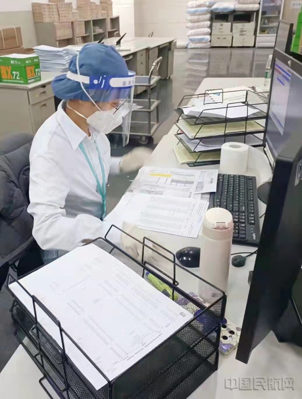 水印 机场货站作业人员昼夜不息处理单证-上海机场供图1