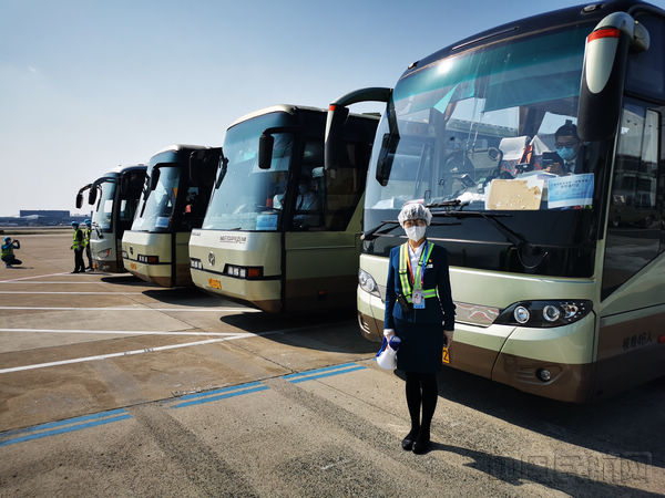 b6机场贵宾服务团队服务援沪医疗队-2.jpg