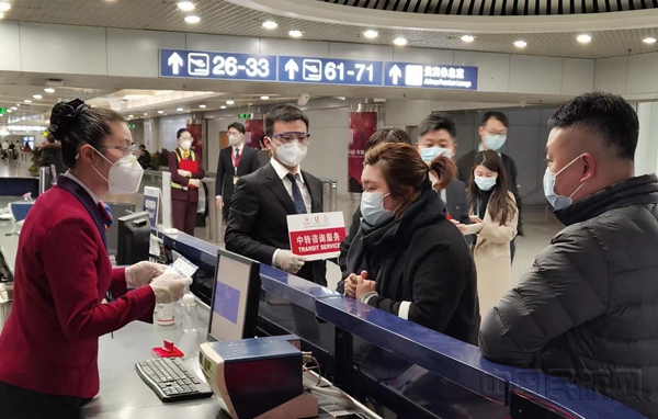 【图片新闻】首都机场升级“经首都 连联飞”跨航企通程航班产品_副本.jpg 【图片新闻】首都机场升级“经首都 连联飞”跨航企通程航班产品_副本.jpg