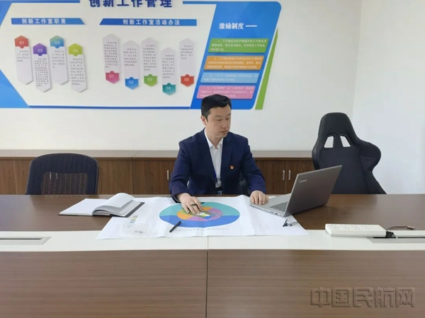 认真钻研业务_副本.jpg 认真钻研业务_副本.jpg